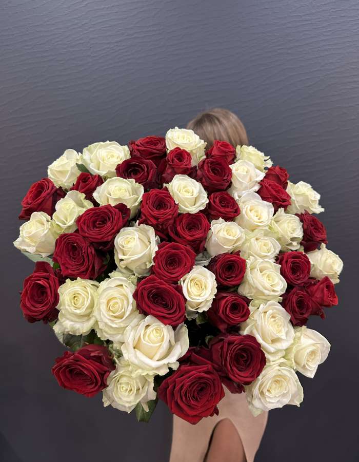 Букет из 51 высокой красной и белой розы