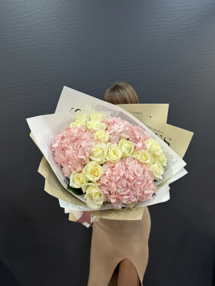 Букет из розовых гортензий и роз сорта Аваланж "Солнечный день"