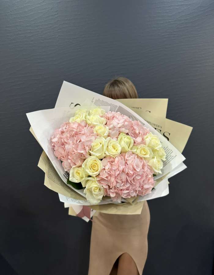 Букет из розовых гортензий и роз сорта Аваланж "Солнечный день"