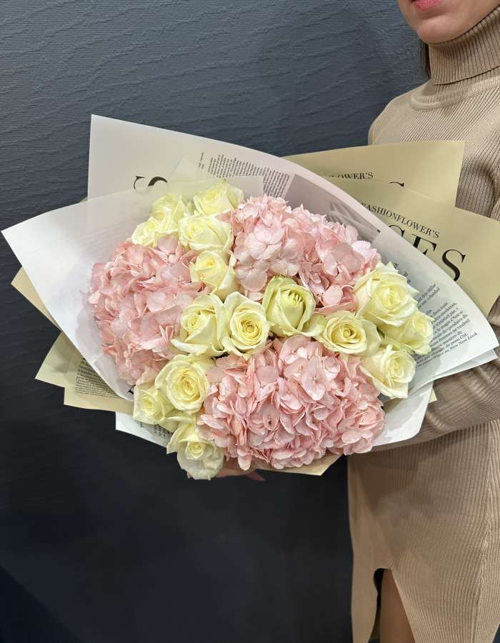 Букет из розовых гортензий и роз сорта Аваланж "Солнечный день"