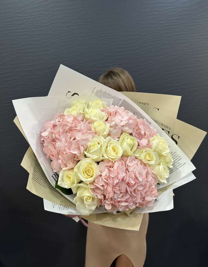 Букет из розовых гортензий и роз сорта Аваланж "Солнечный день"
