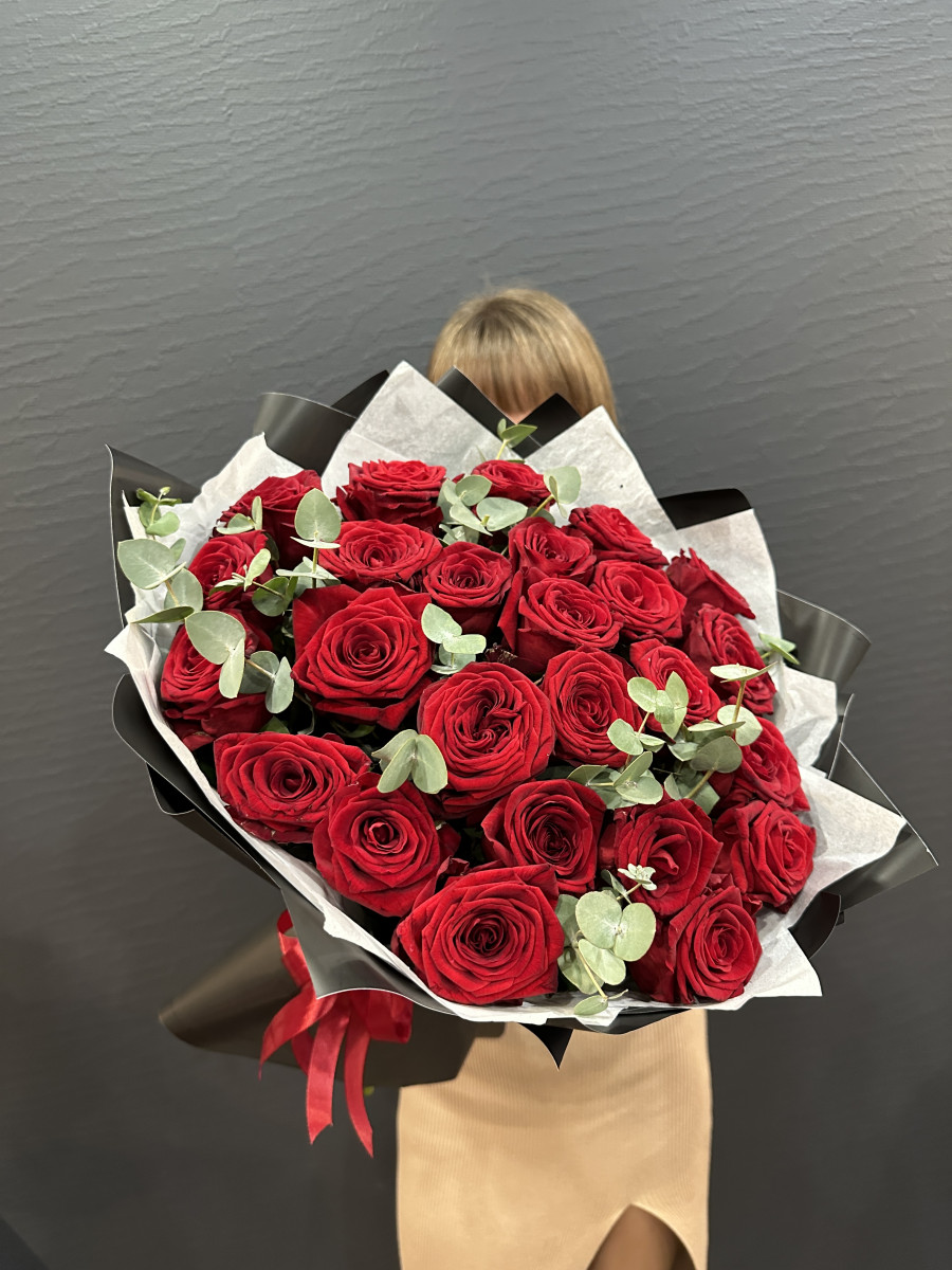 Букет из красных роз и эвкалипта "Секрет Виктории"