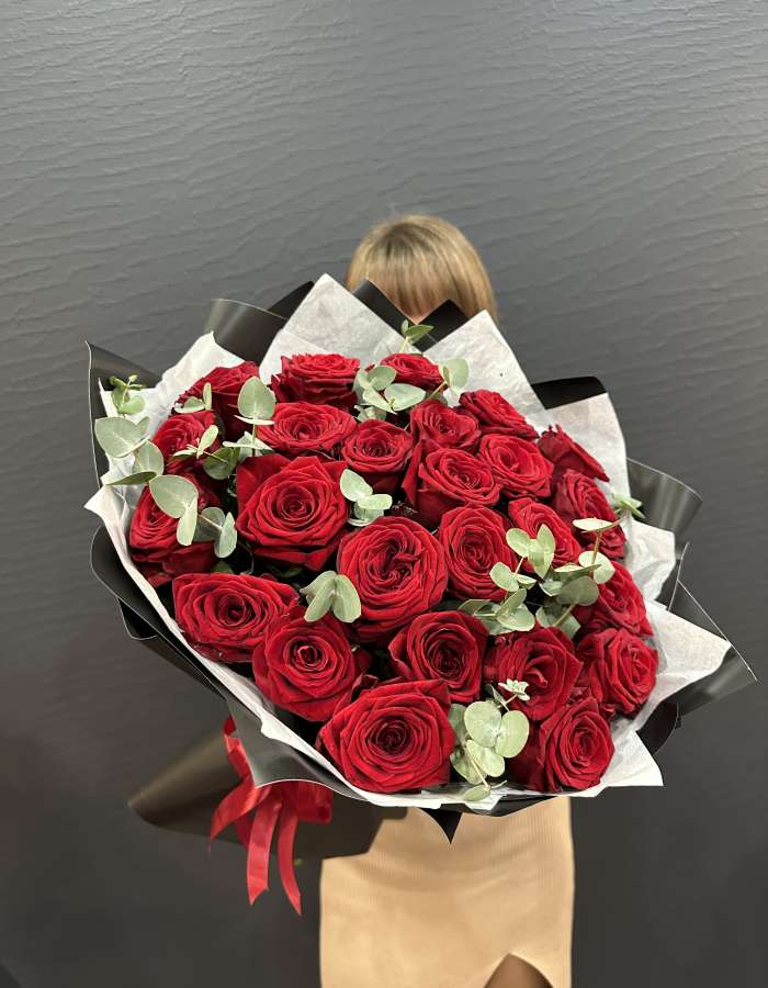 Букет из красных роз и эвкалипта "Секрет Виктории"