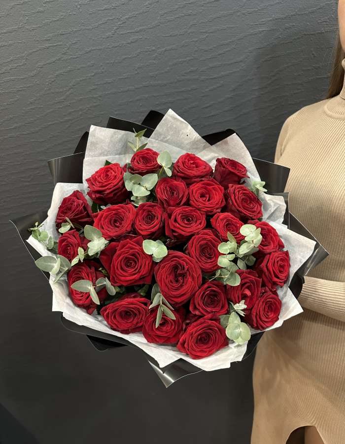 Букет из красных роз и эвкалипта "Секрет Виктории"