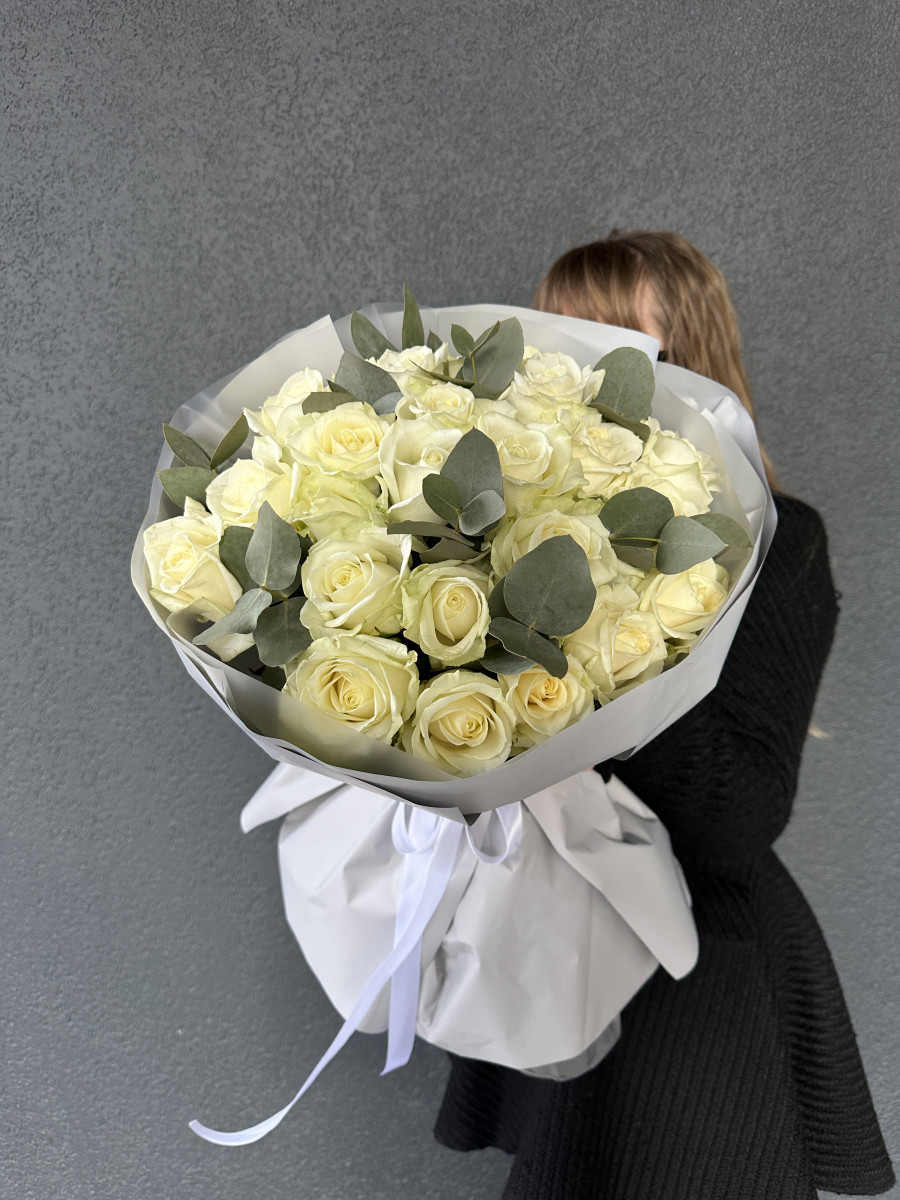Букет из белых роз с эвкалиптом "Белоснежное кружево"