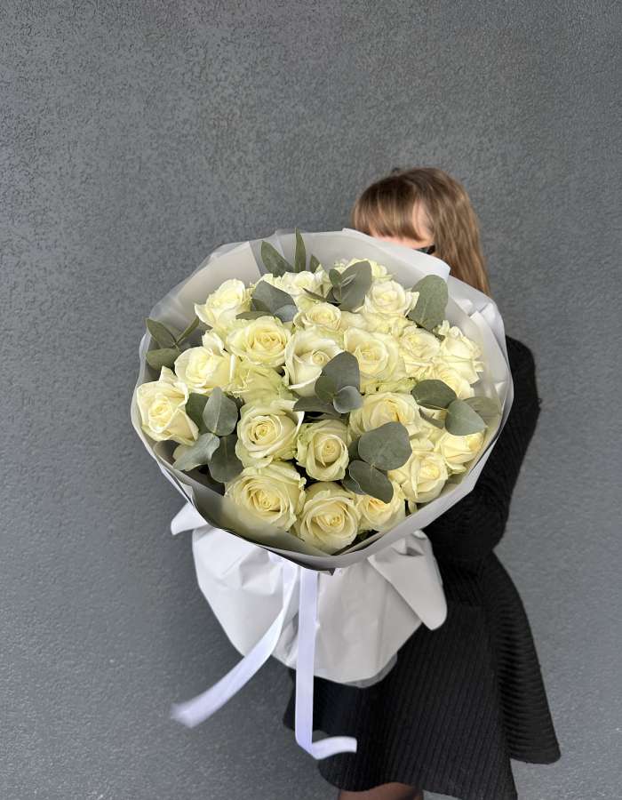 Букет из белых роз с эвкалиптом "Белоснежное кружево"