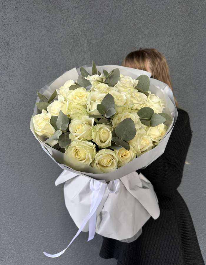 Букет из белых роз с эвкалиптом "Белоснежное кружево"