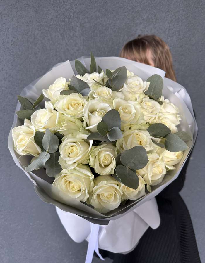 Букет из белых роз с эвкалиптом "Белоснежное кружево"