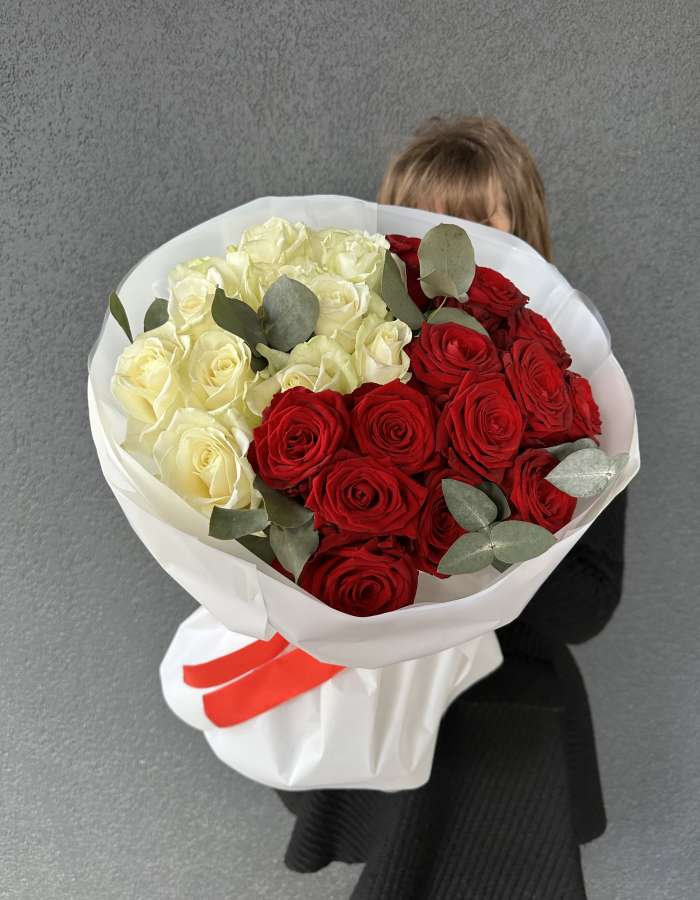 Букет из красных и белых роз 50 см