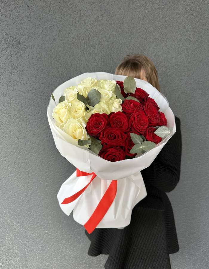 Букет из красных и белых роз 50 см