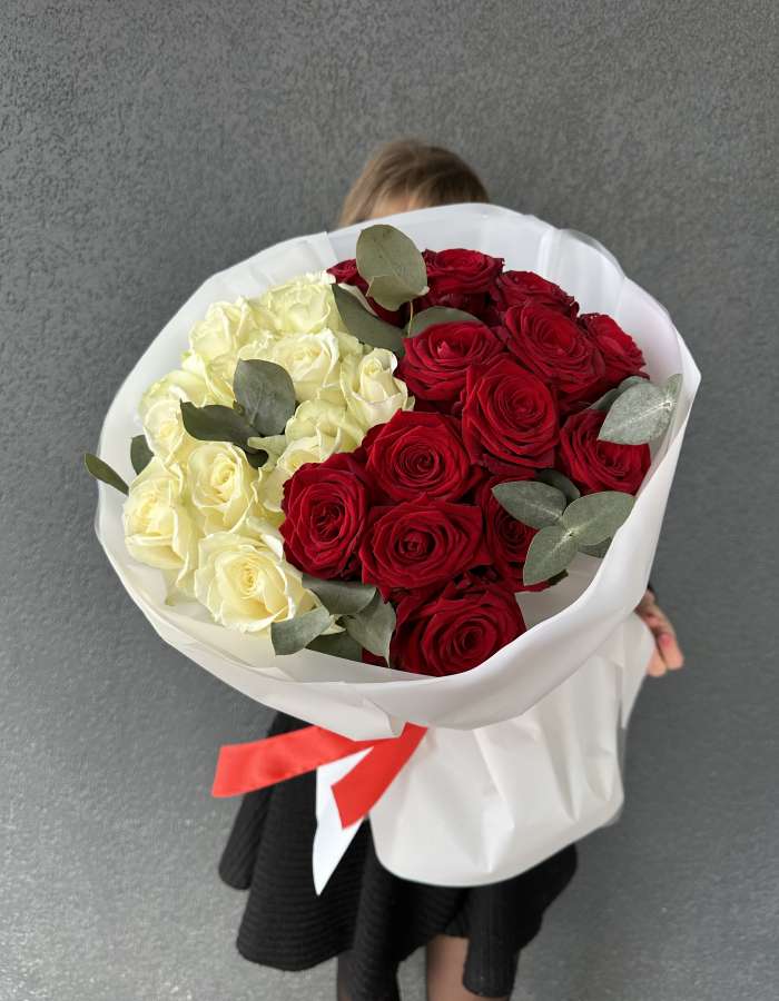 Букет из красных и белых роз 50 см