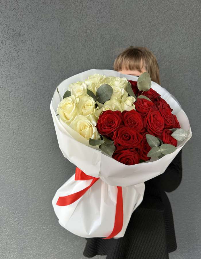 Букет из красных и белых роз 50 см