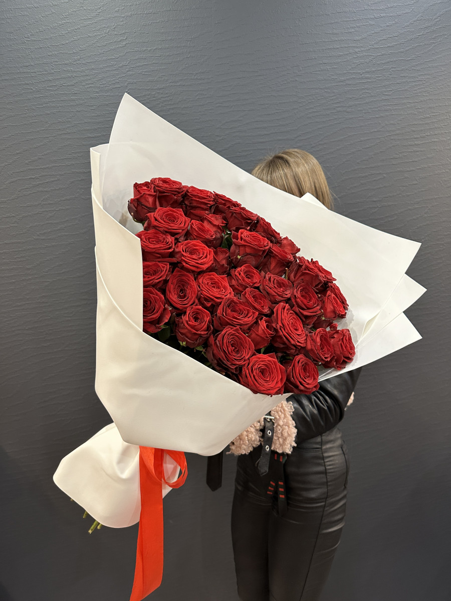 Букет из роз сорта Рэд Наоми(Red Naomi) "Бархатные мечты"