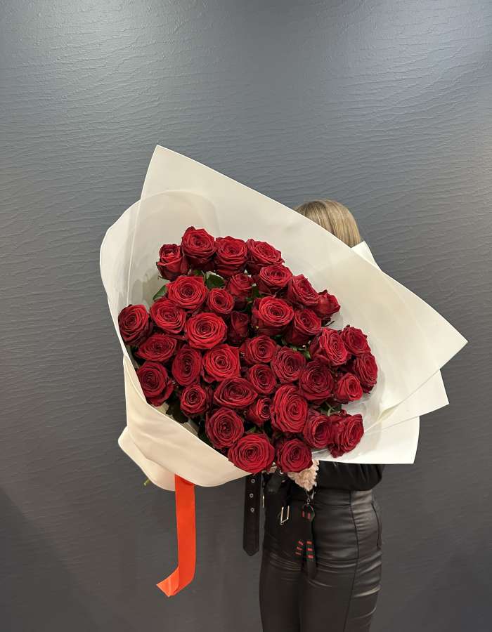 Букет из роз сорта Рэд Наоми(Red Naomi) "Бархатные мечты"