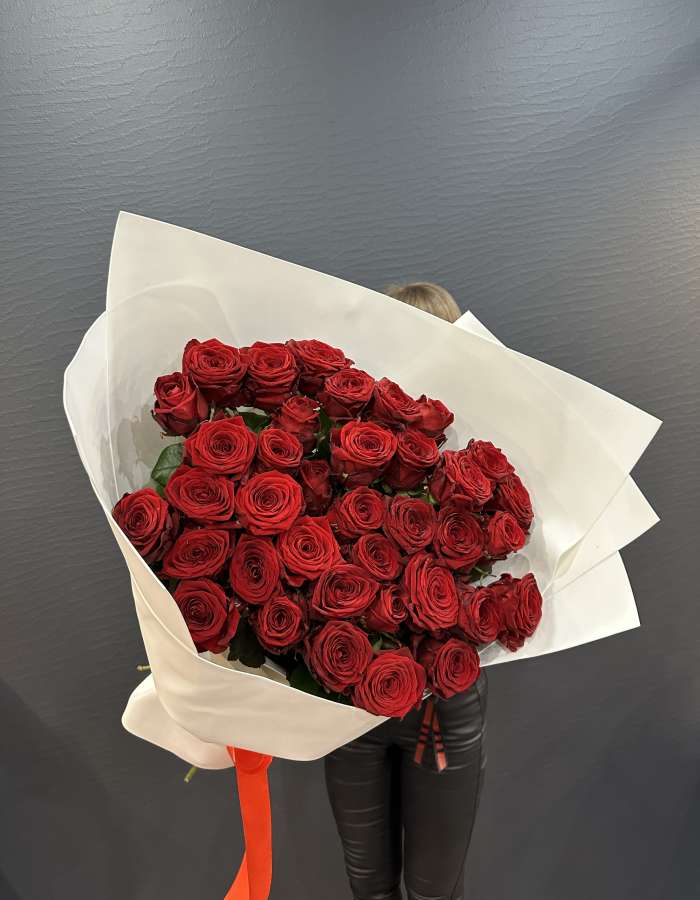 Букет из роз сорта Рэд Наоми(Red Naomi) "Бархатные мечты"