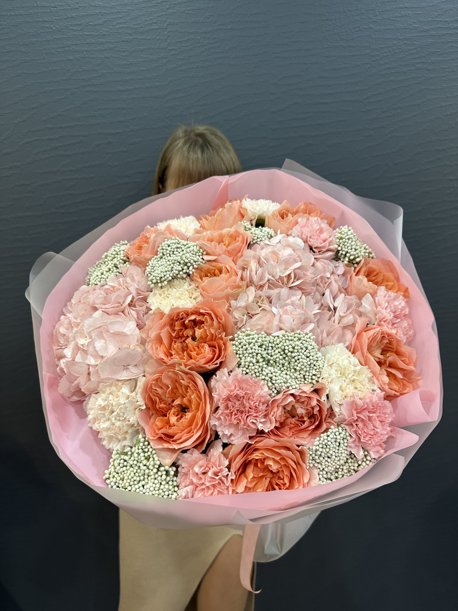 Букет из пионовидных роз и диантусов "Радостная Встреча"