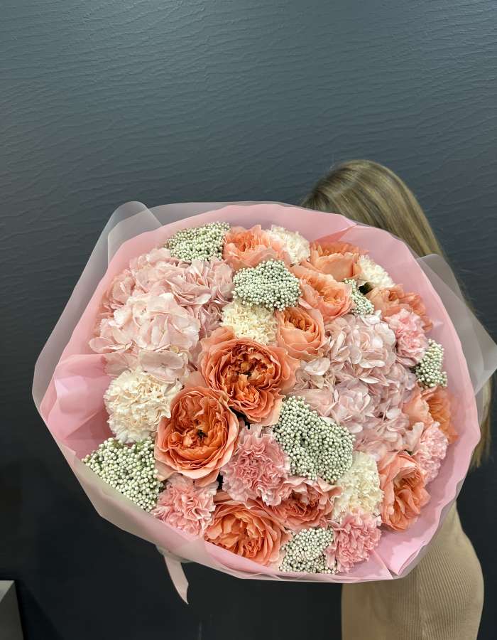 Букет из пионовидных роз и диантусов "Радостная Встреча"