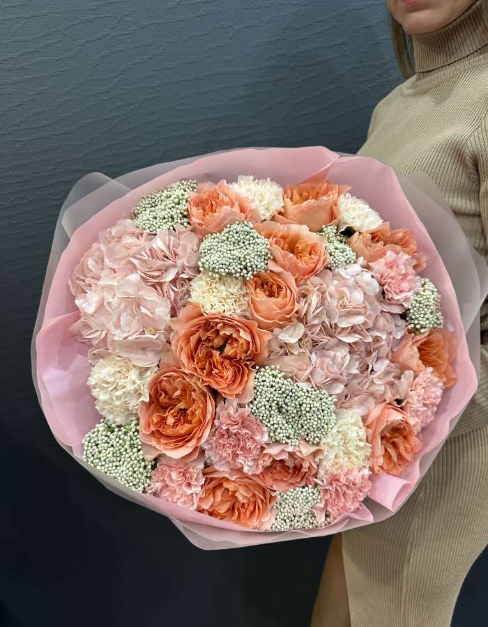 Букет из пионовидных роз и диантусов "Радостная Встреча"