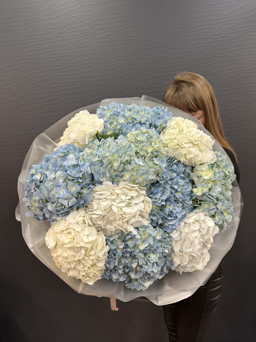 Букет из голубых и белых гортензий "Сапфировый Шепот"