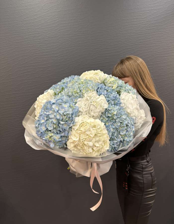 Букет из голубых и белых гортензий "Сапфировый Шепот"