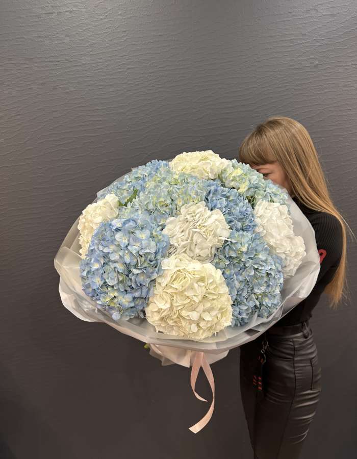 Букет из голубых и белых гортензий "Сапфировый Шепот"