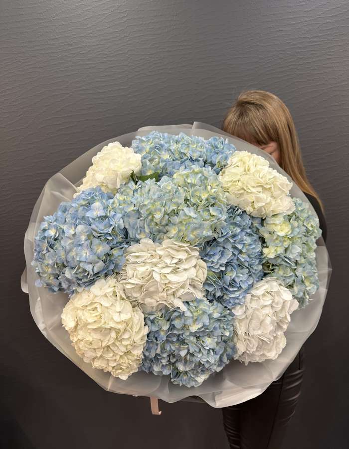 Букет из голубых и белых гортензий "Сапфировый Шепот"
