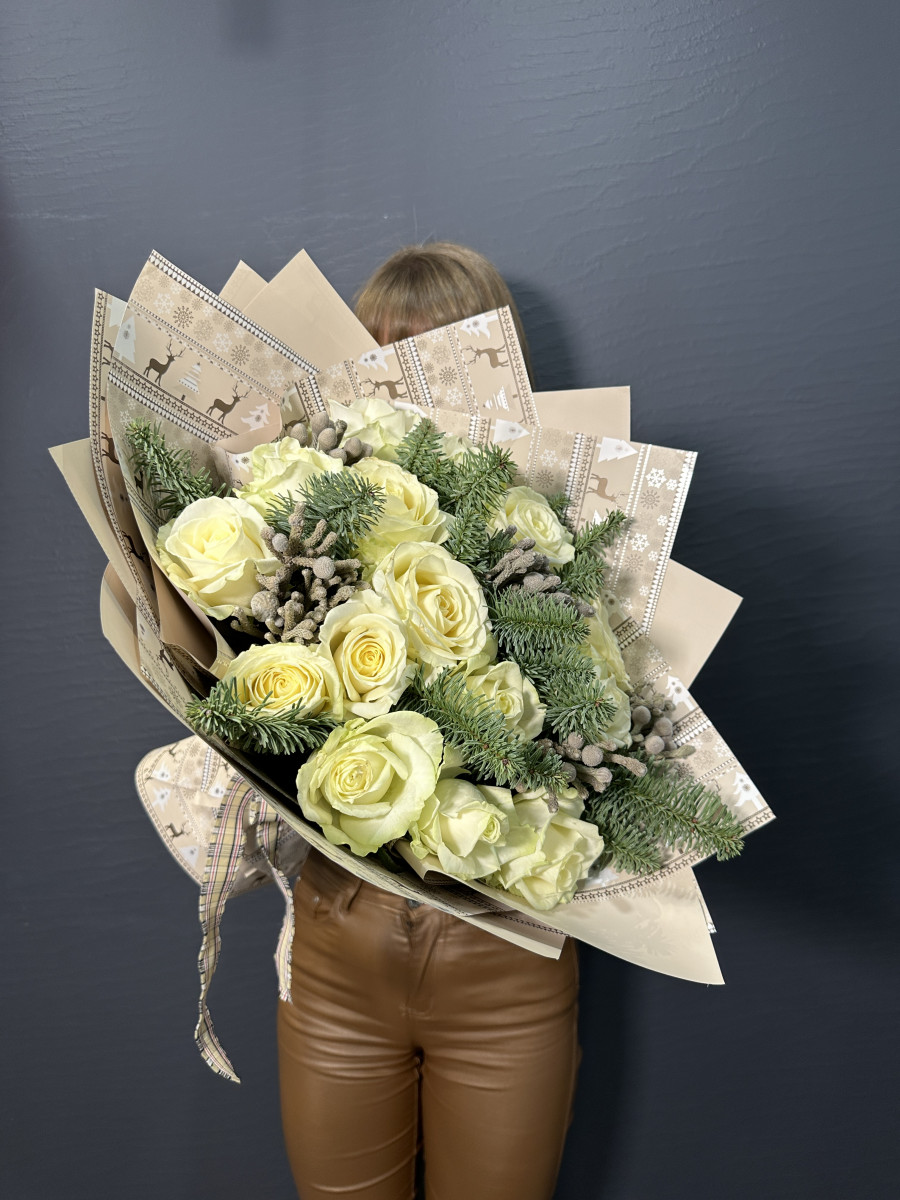 Букет из белых роз сортаАваланж и нобилиса "Новогодний десерт"