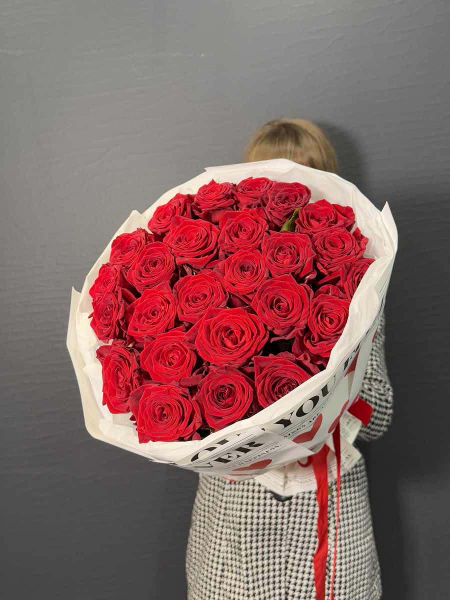 Букет из роз сорта Рэд Наоми(Red Naomi) "Нежность в сердце"