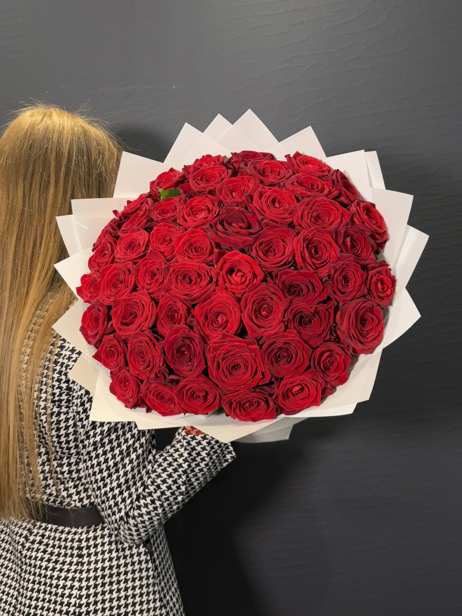 Букет из роз сорта Рэд Наоми(Red Naomi) "Все к твоим ногам"