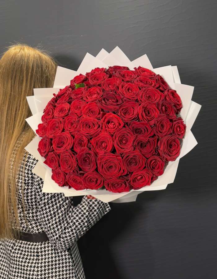 Букет из роз сорта Рэд Наоми(Red Naomi) "Все к твоим ногам"