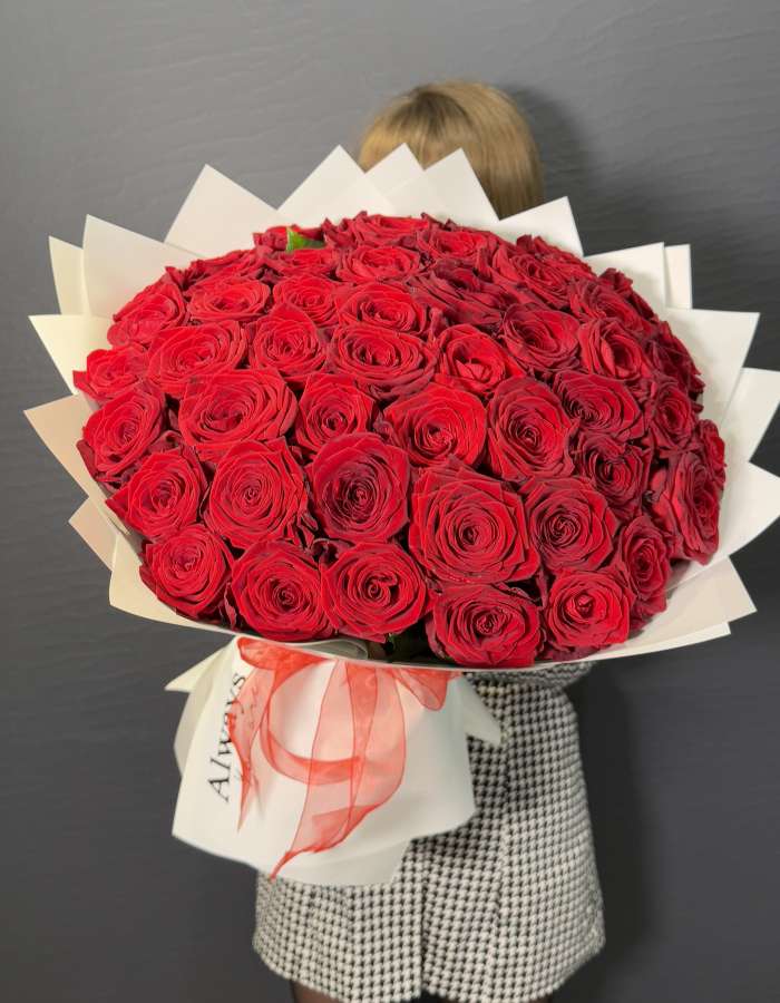 Букет из роз сорта Рэд Наоми(Red Naomi) "Все к твоим ногам"