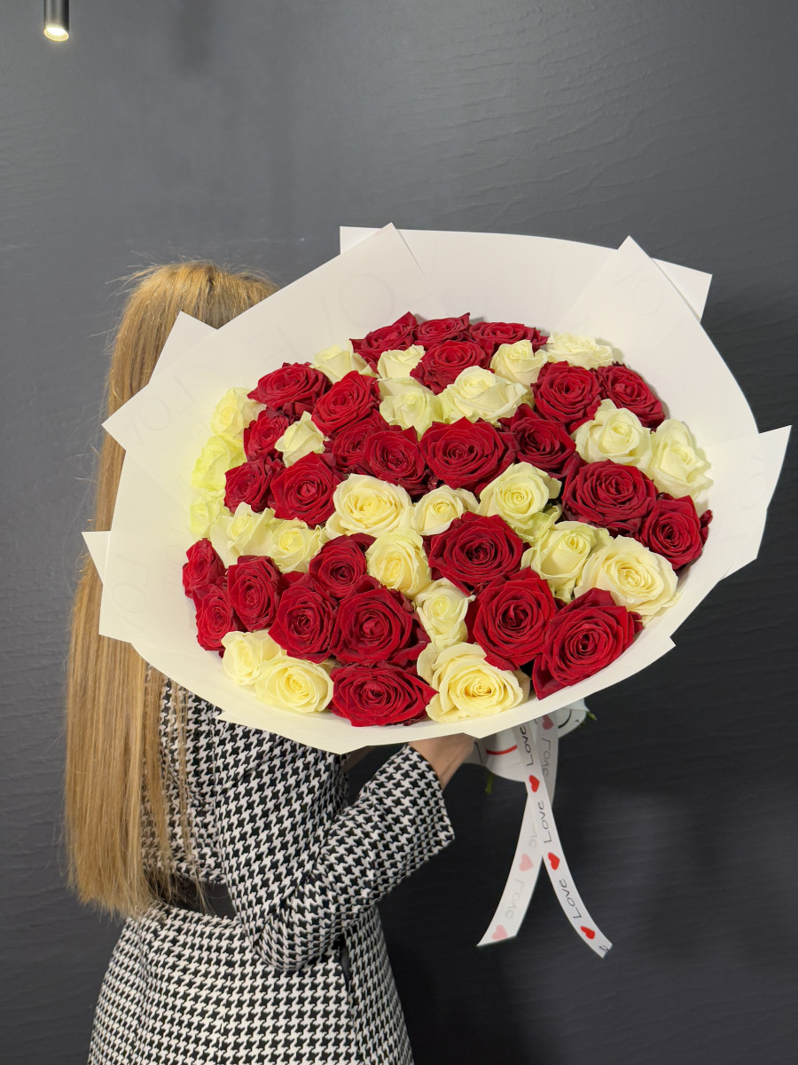 Букет из красных и белых роз "Любовь и Голуби"