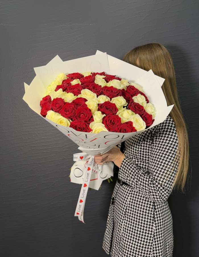 Букет из красных и белых роз "Любовь и Голуби"