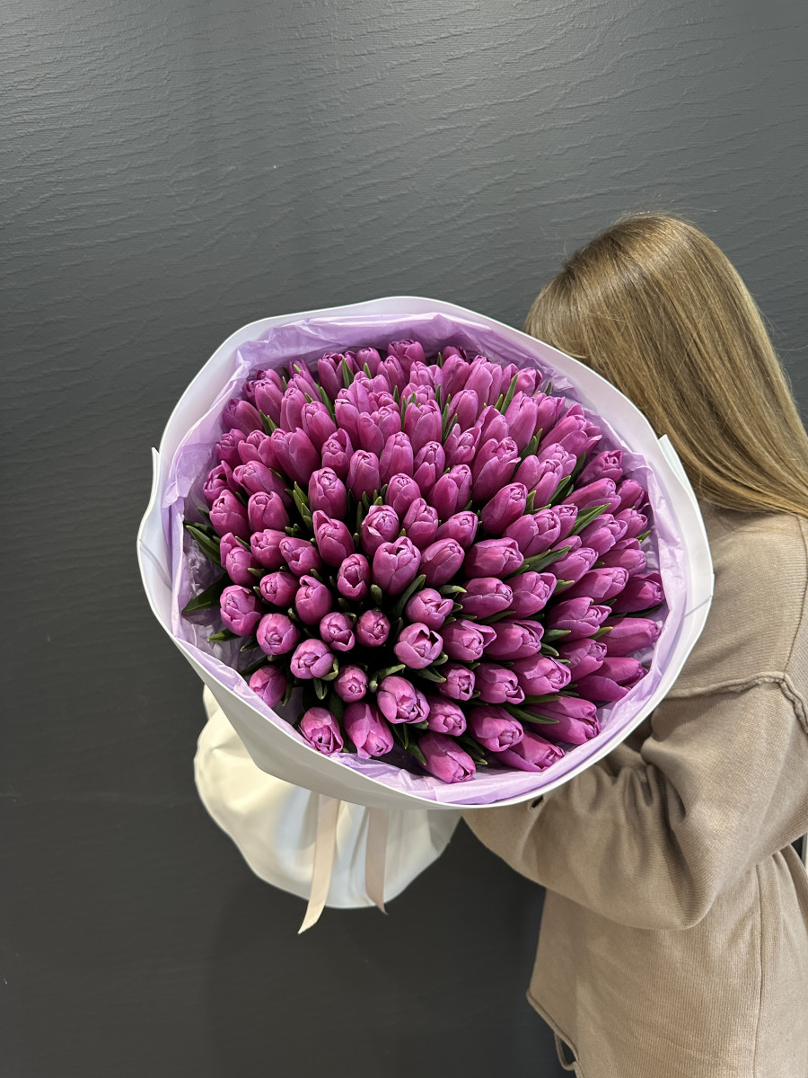 Букет из фиолетовых тюльпанов сорта Фортрес "Эхо весны"
