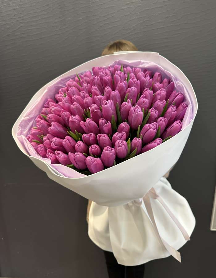 Букет из фиолетовых тюльпанов сорта Фортрес "Эхо весны"