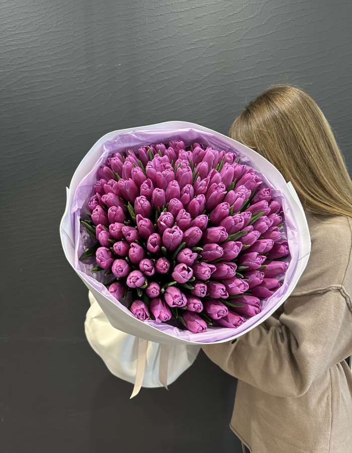Букет из фиолетовых тюльпанов сорта Фортрес "Эхо весны"