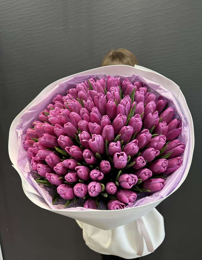 Букет из фиолетовых тюльпанов сорта Фортрес "Эхо весны"