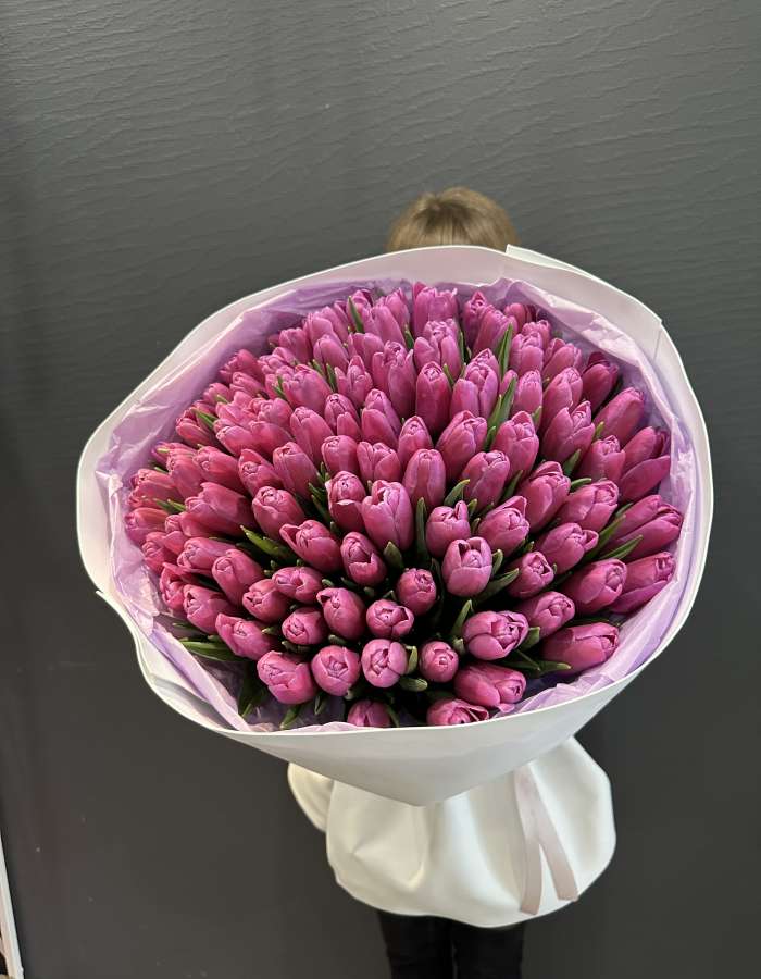 Букет из фиолетовых тюльпанов сорта Фортрес "Эхо весны"