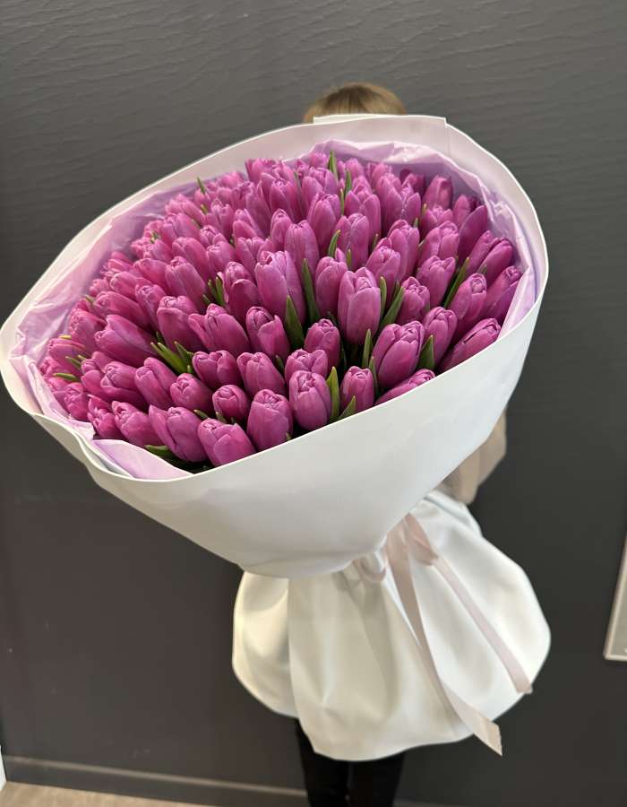 Букет из фиолетовых тюльпанов сорта Фортрес "Эхо весны"