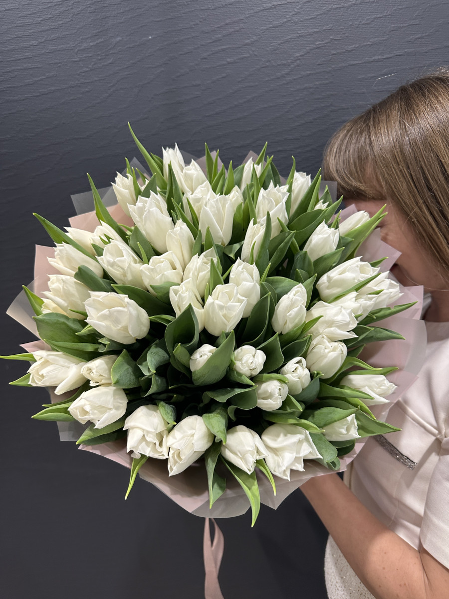 Букет из белых тюльпанов сорта Вайт Мастер "Лунный танец"