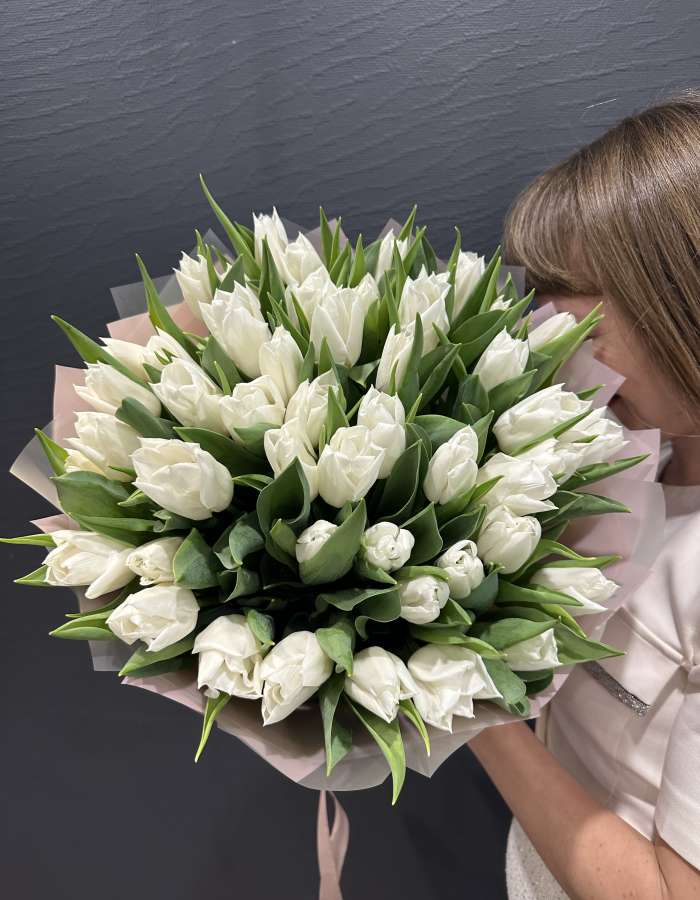 Букет из белых тюльпанов сорта Вайт Мастер "Лунный танец"