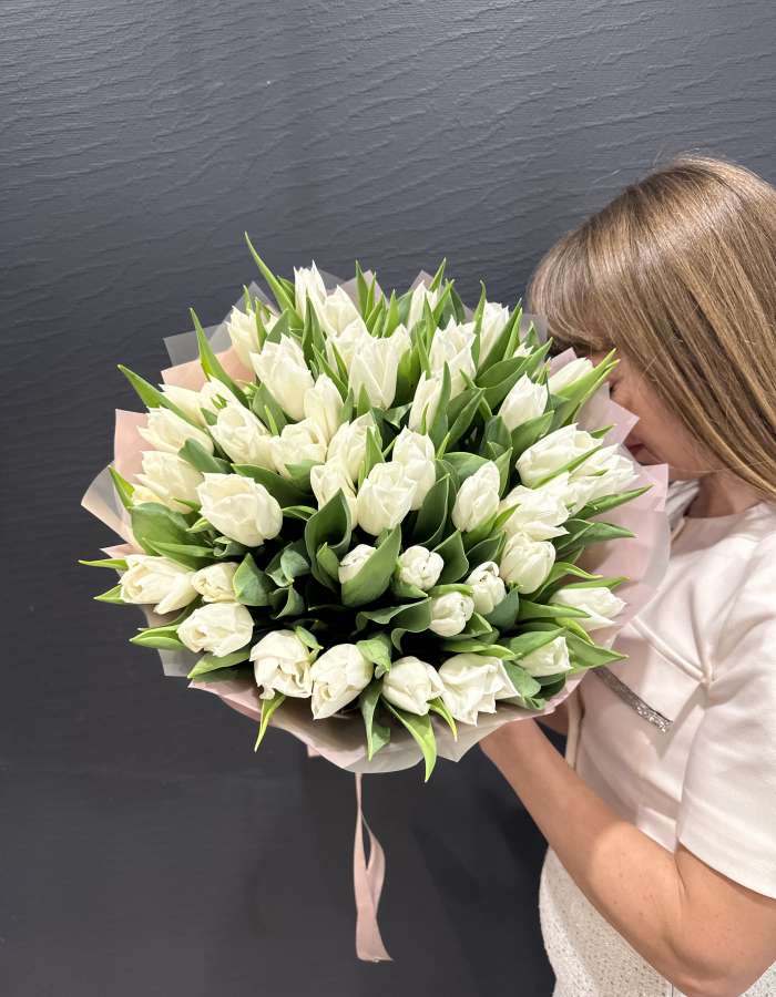 Букет из белых тюльпанов сорта Вайт Мастер "Лунный танец"