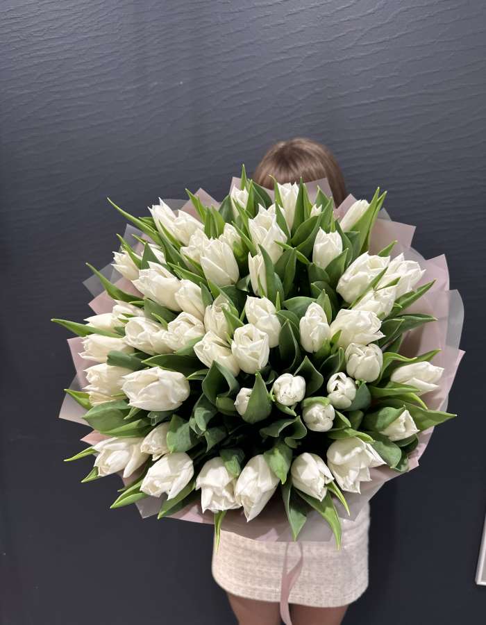 Букет из белых тюльпанов сорта Вайт Мастер "Лунный танец"