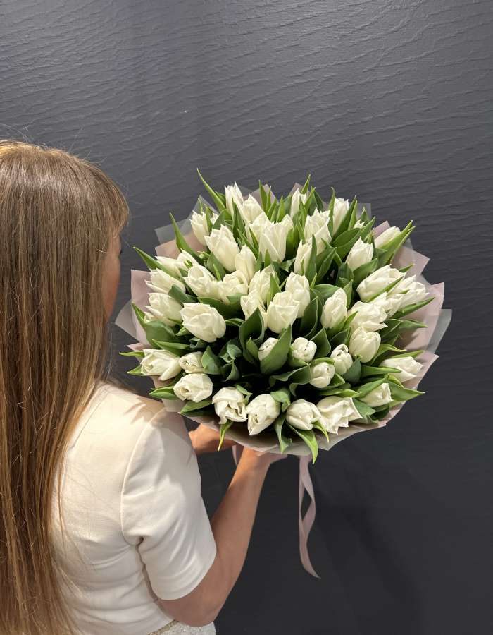 Букет из белых тюльпанов сорта Вайт Мастер "Лунный танец"