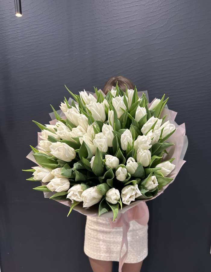 Букет из белых тюльпанов сорта Вайт Мастер "Лунный танец"