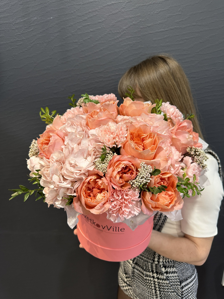 Коробка с гортензиями и пионовидными розами "Мечта"