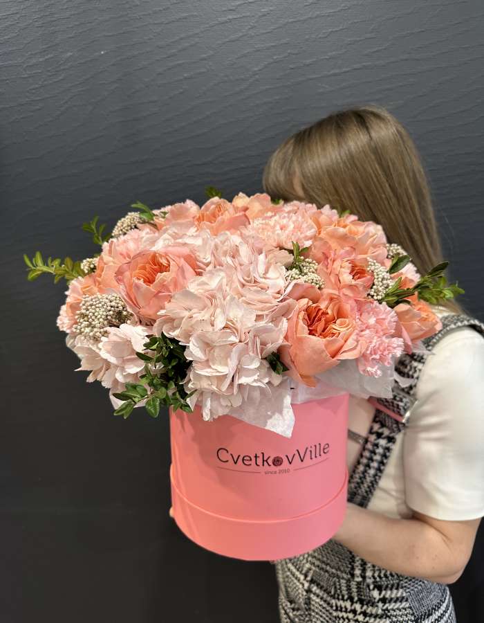 Коробка с гортензиями и пионовидными розами "Мечта"