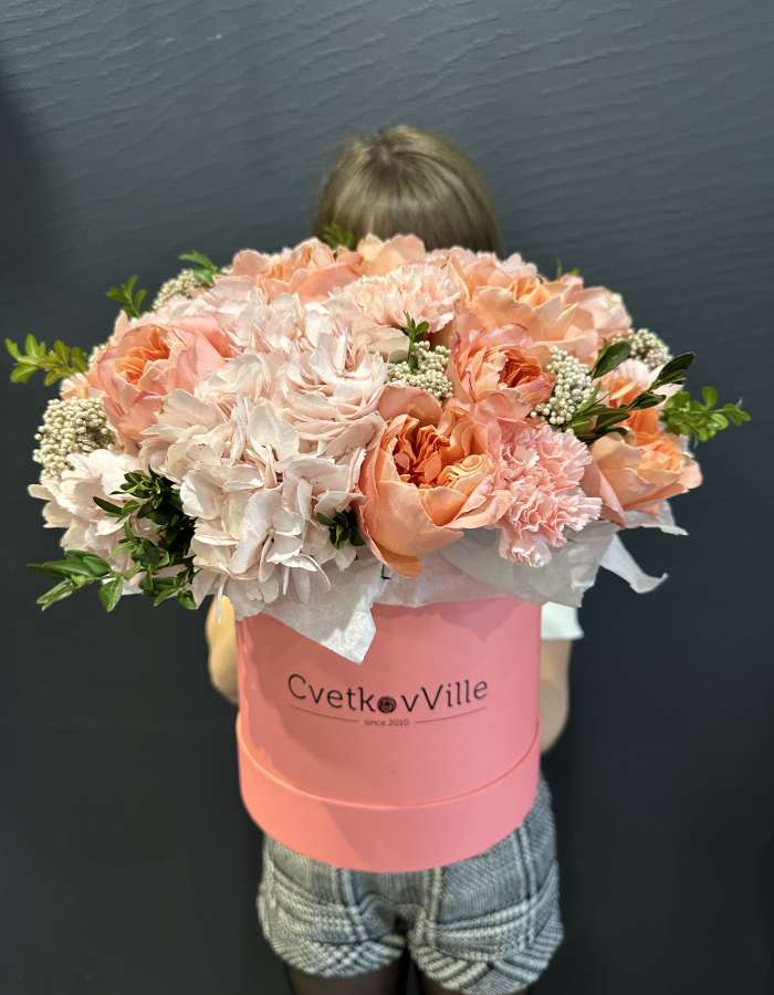 Коробка с гортензиями и пионовидными розами "Мечта"