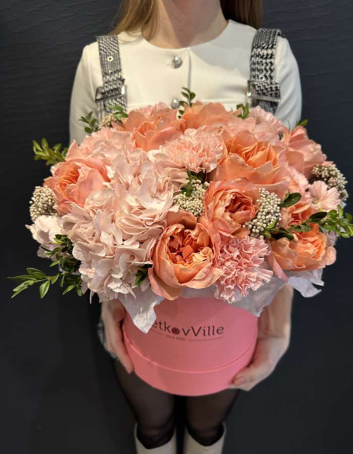 Коробка с гортензиями и пионовидными розами "Мечта"