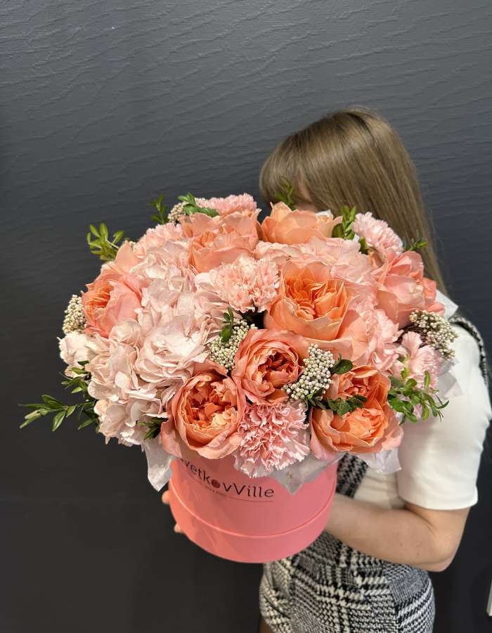 Коробка с гортензиями и пионовидными розами "Мечта"